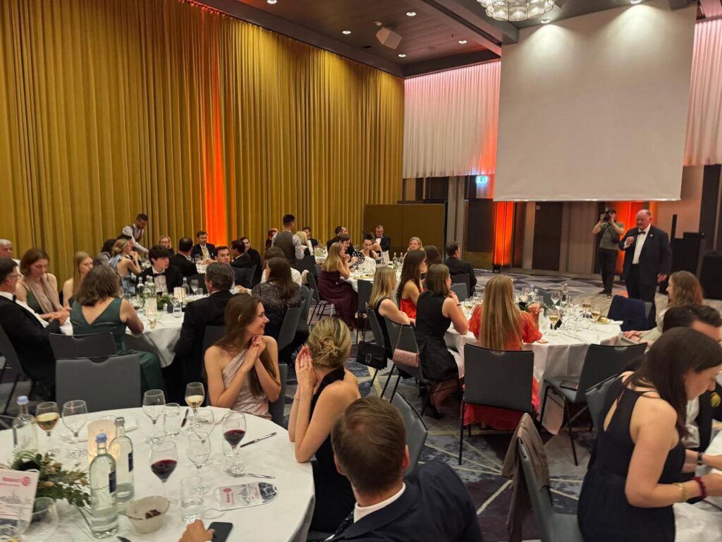 Ein besonderer Abend für die rotarische und rotaractische Community: Beim Galaab …