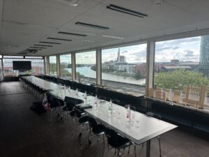 Frankfurts Skyline im Rücken, eine vollgepackte Agenda auf dem Tisch.