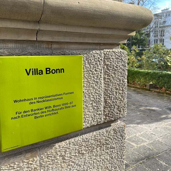villa-bonn-schild-small_edited